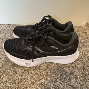 Women’s Saucony Ride 15 running shoe. Size 10.